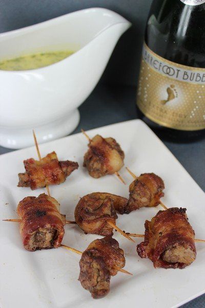 Recipe: Filet Mignon Bites with Bernaise Sauce - BargainBriana Bernaise Sauce Recipe, Filet Mignon Bites, Bernaise Sauce, Bacon Bites, Football Party Foods, Football Party Food, Tailgate Food, Dinner Entrees, Think Food