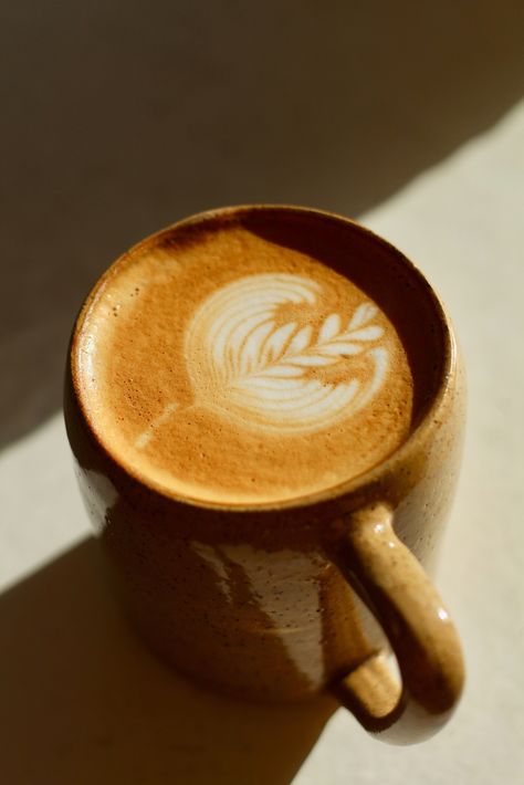 It's all in the flick of the wrist 🤌🏽 Even on a warm day, a hot latte just hits the spot ☕️ And let’s face it, Wes’s latte art is unbeatable. Fall Latte Aesthetic, Warm Astethic, Coffee To Go Aesthetic, Hot Coffee Aesthetic, Veronika Core, Nat Aesthetic, Latte Photography, October Coffee, Warm Photography