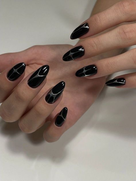 Black Nails With Silver Lines, Nail Art Designs Black And Silver, Black Nails Chrome Design, Silver Nails With Black Design, Nail Black And Silver, Black And Nails Silver, Black Nails With Silver Chrome, Black Nails With Chrome Design, Simple Nail Designs Dark