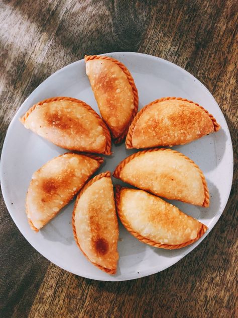 Malaysia's Favorite Snack: Kuih Karipap. Kuih karipap is one of Malaysia's favorite snacks of all time. It's very easy to make, and it's suitable to serve for teatime or appetizers. Malaysian Dessert, Steamer Recipes, Popular Snacks, Kitchen Smells, Tea Time Snacks, Food Stall, Grated Coconut, Pastry Dough, Coconut Cake