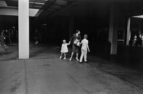 ©garry winogrand Helen Levitt, Garry Winogrand, People Reading, How To Read Faster, Robert Doisneau, Vivian Maier, Woman Reading, Boston Massachusetts, Book Reader