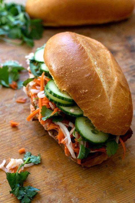 Vegan Spicy Mayo, Tofu Banh Mi, Vegan Vietnamese, Quick Pickle Recipe, Quick Pickled Vegetables, Vegan Bacon Bits, Vietnamese Sandwich, Tofu Sandwich, Tofu Marinade