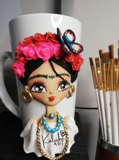 Polymer Clay Frida Kahlo, Coffee Mug Crafts, Painted Pots Diy, Cloth Dolls Handmade, Clay Mugs, Fondant Figures, Epoxy Resin Crafts, Polymer Clay Dolls, Hand Painted Jewelry