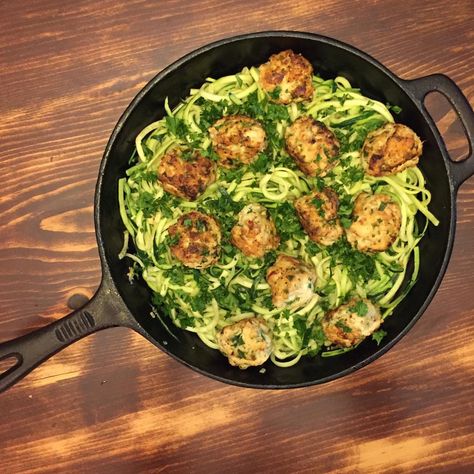 Keto Chicken Meatballs, Zoodles With Chicken, Chicken Meatballs Recipe, Garlic Meatballs, Chicken Meatball Recipes, Zoodle Recipes, Best Meatballs, Meatballs Easy, Roasted Chicken Breast