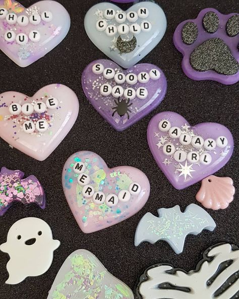 SERIOUSLY.CREATIVE | #pastelgoth #resin #kawaii #heartcharms #resinhearts Halloween Resin Ideas, Halloween Resin Crafts, Resin Ideas Diy, Kawaii Resin Art, Resin Jewelry Ideas, Halloween Gift Resin Jewelry, Halloween Resin Jewelry Gift, Resin Pins, Spooky Resin Art