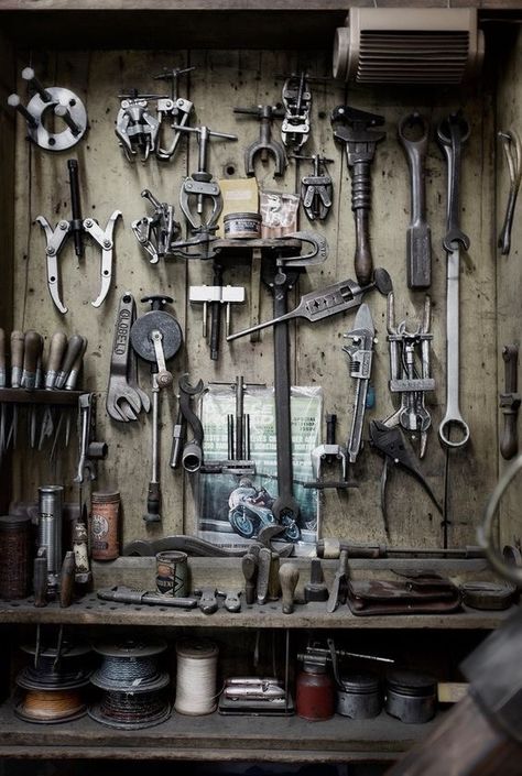 Mechanics Aesthetic, Mechanic Shop, Lemony Snicket, Mechanic Garage, Motorcycle Garage, Mechanic Tools, Garage Shop, Garage Tools, Old Tools