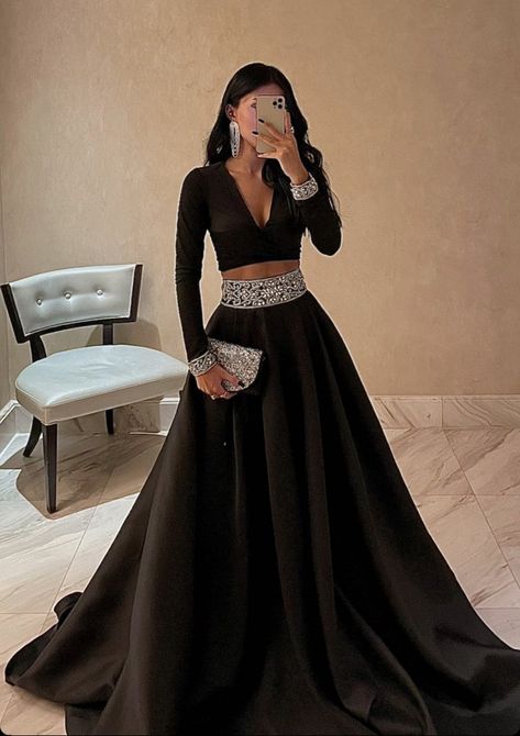 Black Outfits For Women Indian, Modern Indian Lehenga, Black Wedding Lengha, Black Lehenga Aesthetic, Indian Dress Drawing Sketches, Black Gown Elegant Classy Indian, Indian Dress To Impress, Wedding Outfits For Brides Sister Classy, Modern Lehenga Designs Wedding Ideas