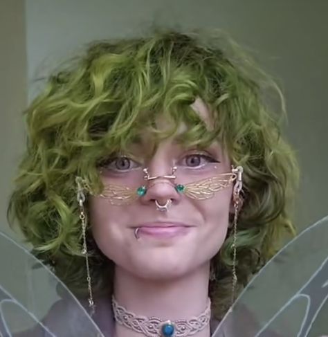 Frog Hairstyle, Matcha Green Hair, Goblincore Hairstyles, Fairy Aesthetic Hair, Apple Green Hair, Goblincore Hair, Curly Green Hair, Green Hair Short, Moss Green Hair