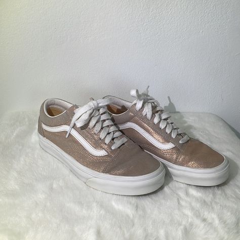 Vans Classic Old Skool low Metallic suede Rose Gold Sneakers Women’s 8 Vans Classic Old Skool, Vans Old Skool Low, Gold Vans, Rose Gold Sneakers, Gold Sneakers, Sneakers Women, Vans Classic, Us Man, Vans Old Skool