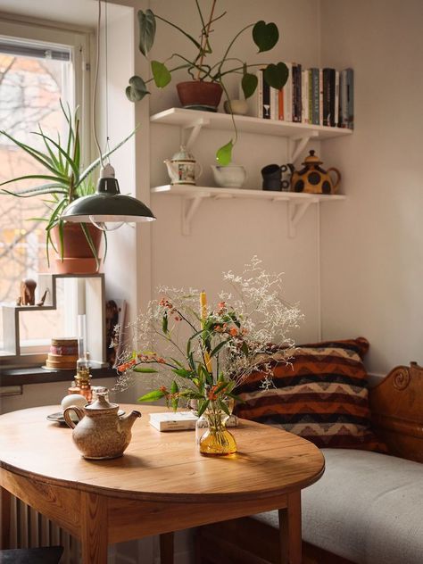 My Scandinavian Home, Swedish Apartment, Earthy Home, Small Dining Area, Cosy Spaces, Living Room Scandinavian, Dining Nook, Apartment Inspiration, Scandinavian Home