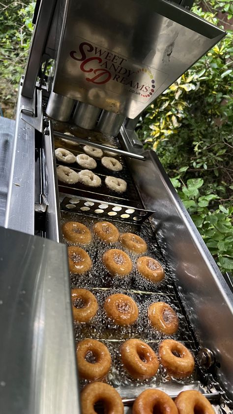 Mini donuts frying in a donut machine Donut Catering, Donut Station, Donut Machine, Bath London, Coffee Food Truck, Business Things, Belgium Chocolate, Mobile Coffee, Mini Doughnuts