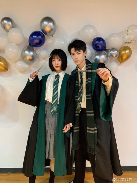 Kostüm Harry Potter, Toga Graduation, Slytherin Halloween Costume, Hogwarts Halloween Costume, Hedwigs Theme, Hogwarts Costume, Slytherin Cosplay, Harry Potter Uniform, Slytherin Costume