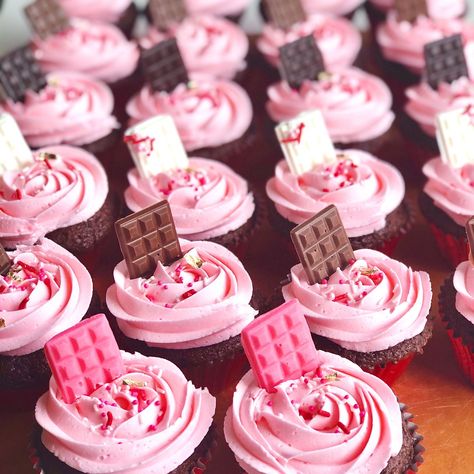 Valentines Cupcakes Aesthetic, Kids Valentines Cupcakes, Valentine Themed Cupcakes, Gourmet Valentines Desserts, Cupcakes Decoration Valentines Day, Valentine Mini Cakes, Valentine Cupcakes Ideas, Mother’s Day Cupcakes, Valentines Day Cupcakes Ideas