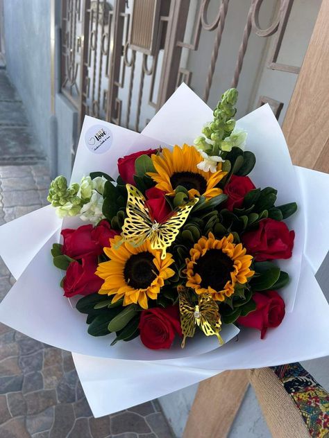 Roses And Sunflowers Bouquet Gift, Daffodil Bouquet, Cute Anniversary Gifts, Fresh Flower Bouquets, Sunflower Bouquets, Flowers Bouquet Gift, Bouquet Ideas, Blue Orchids, Flower Therapy