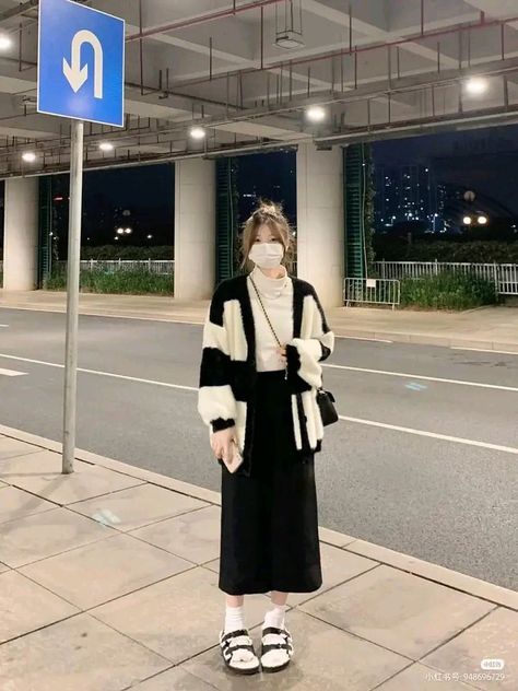 Winter Style With Skirt, Long Black Skirt Outfit Winter Korean, Dress With Outer Outfit, Korean Outfits Skirts Long, Japan Skirt Outfit, Korean Long Skirt Outfits For Winter, Long Skirt Korean Outfit, Vietnam Ootd Travel Outfits, Long Skirt And Cardigan Outfit