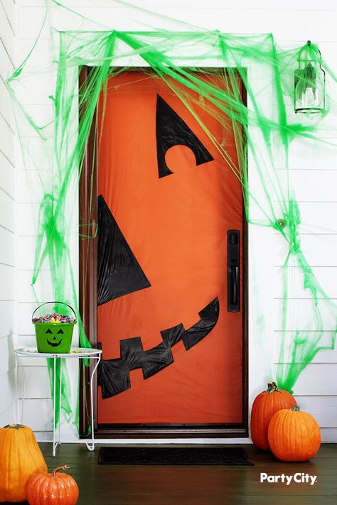 We've got six Halloween door decoration ideas will have little ghouls and goblins flocking to your home on Halloween night! Whether you choose the friendly jack-o'-lantern or the eerie bats, there's a fun door idea for everyone. With just a few materials like crepe streamers, paper plates, and plastic table covers, you can create a spook-tacular Halloween door that trick-or-treaters won't miss. Make a bold statement on your front porch with this affordable DIY Halloween craft. Porta Halloween, Dekorasi Halloween, Scary Halloween Decorations Diy, Photo Halloween, Easy Halloween Decorations, Adornos Halloween, Halloween Tattoo, Halloween Door Decorations, Scary Halloween Decorations