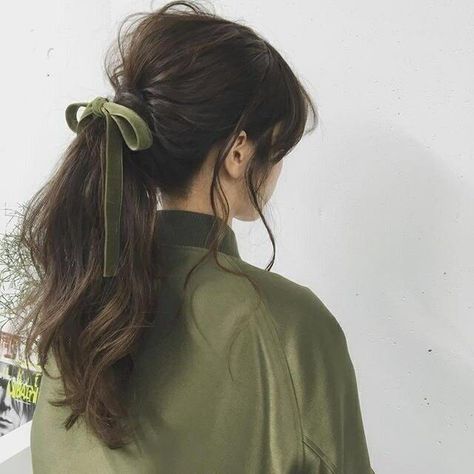 Cottagecore Hair, Green Tea For Hair, Rambut Brunette, Mint Green Aesthetic, Green Girl, Pastel Green, Brown Hair Colors, Brunette Hair, Aesthetic Hair