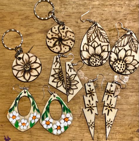 Wood Burn Earrings, How To Make Sunflower, Wood Jewelry Diy, Wood Burning Techniques, Wood Jewelery, Wood Burning Crafts, Easy Diy Jewelry, Hand Painted Jewelry, Wood Burning Art