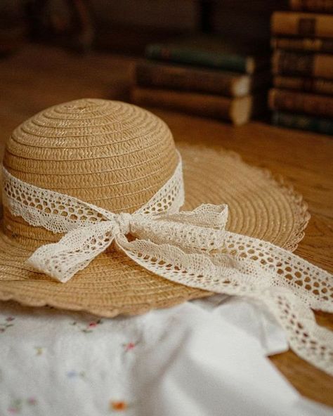 Straw Hat Aesthetic, History Bounding, Diy Straw, Hat Aesthetic, Romantic Academia, Cottage Aesthetic, Anne Shirley, Quiet Life, Straw Hats