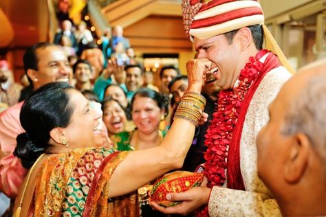 This is a ceremony which is performed when the groom comes to the bride’s house. At the entrance he is welcomed by the bride’s mother. The groom bows to her and catches his nose. This gesture acknowledges both humility and gratitude towards his in-laws. The mother-in-law performs a “Pooja” (Prayer) and catches the groom’s nose. This is to remind the groom that he is taking their daughter from them. Kannada Wedding, North Indian Wedding, Indian Matrimony, Designer Suits For Wedding, Gujarati Wedding, India Wedding, Hairdo Wedding, Wedding Rituals, Indian Wedding Ceremony