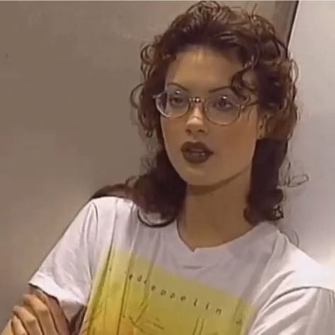 nineties but not always on Instagram: “shalom harlow 😈” Shalom Harlow, Michelle Trachtenberg, Leighton Meester, Model Aesthetic, Kirsten Dunst, Wearing Glasses, Grunge Hair, Mode Inspo, Pretty Face