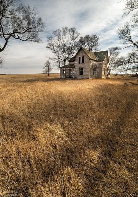 Old Abandoned Buildings, Creepy Houses, Old Abandoned Houses, They Left, Abandoned House, Abandoned Mansions, Old Farm Houses, Haunted Places, Architecture Old