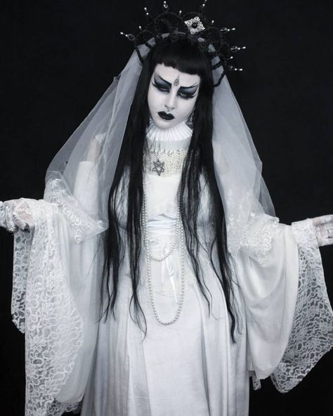 White Goth Outfit, White Goth Aesthetic, Goth Culture, Types Of Goth, Gothic People, Health Goth, Gothic Princess, White Goth, Goth Subculture