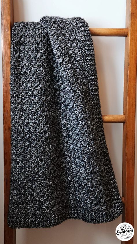 Create your own stunning Darkness Blanket with this free crochet pattern. Using only double crochet and single crochet stitches, this blanket is created with a simple two-row repeat and it works up quickly. To complete this project, you will need Worsted Weight Yarn [4] and a 5.50 mm (I) crochet hook. My pattern comes with instructions to create this blanket in 6 different sizes. Quick Crochet Blanket, Crochet Studio, Modern Haken, Fast Crochet, Crochet Throw Pattern, Crochet Afghan Patterns Free, Easy Crochet Blanket, Crochet Blanket Designs, Crochet Throw Blanket