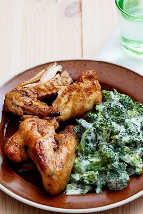 Keto chicken wings with creamy broccoli Snack Savory, Keto Chicken Wings, Corp Perfect, Creamy Broccoli, Food Keto, Keto Snack, Recetas Keto, Diet Doctor, Chicken Dinners