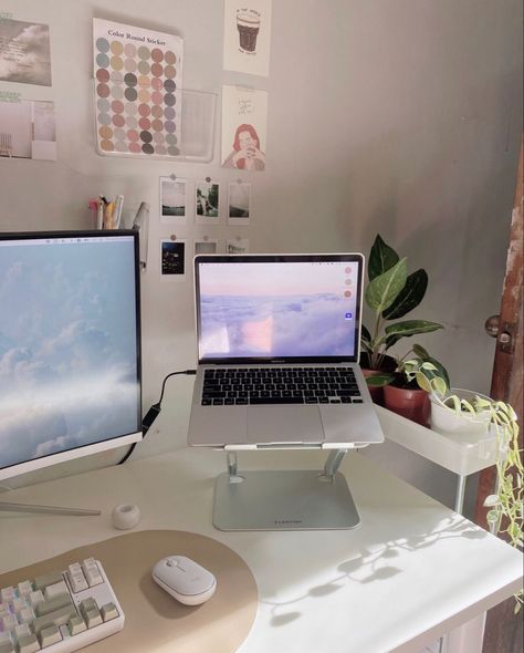 Penthouse Apartment Interior, Laptop Setup, Desk Organisation, Cozy Desk, Dream Desk, Desk Inspo, Desk Inspiration, Study Inspo, Study Room Decor