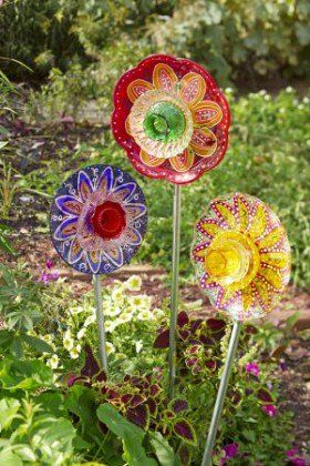 Plate Flowers Garden, Glassware Garden Art, Recycled Garden Art, Glass Garden Flowers, Glass Plate Flowers, Recycled Garden, Meteor Garden 2018, Glass Garden Art, Garden Art Projects