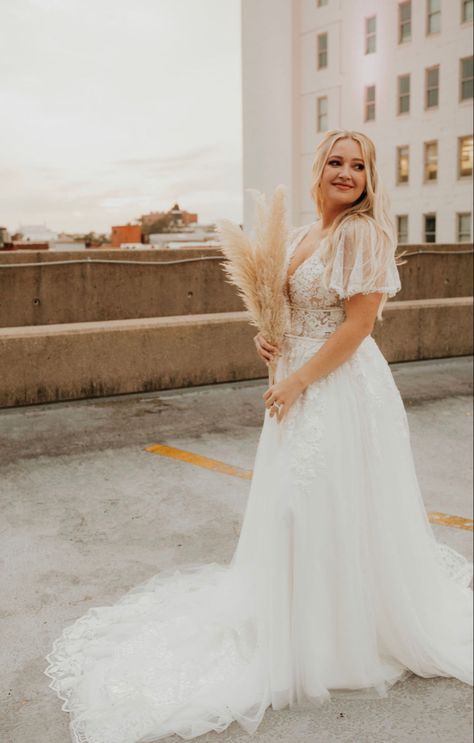 Non Traditional Wedding Dress Plus Size, Short Sleeve Wedding Dress Lace, Sleeve Wedding Dress Lace, Curvy Wedding Dress, Plus Size Wedding Dresses With Sleeves, Curvy Wedding, Wedding Dress 2024, Plus Wedding Dresses, Short Sleeve Wedding Dress