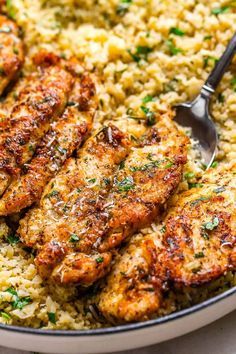 Garlic Butter Chicken with Parmesan Cauliflower Rice - #eatwell101 #recipe Crispy, soft and SO delish! Perfect for when you want to come home to a delicious gluten-free, low-carb dinner. #Garlic #Butter #Chicken #Parmesan #Cauliflower #Rice #glutenfree, l#owcarb #dinner. - #recipe by #eatwell101 Parmesan Cauliflower Rice, Chicken With Parmesan, Ayam Mentega, Parmesan Cauliflower, Sommer Mad, Resep Diet, Garlic Butter Chicken, Healthy Dinner Recipes Chicken, Health Dinner