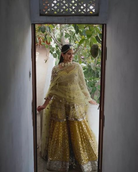 Bride Wore A Falguni And Shane Peacock's Red Lehenga With Pearl Jewellery For Her 'Sangeet' Shivani Bafna, Tarun Tahiliani Lehenga, Falguni And Shane Peacock, Abhinav Mishra, Sabyasachi Bride, Indian Outfits Lehenga, Desi Wear, Embellished Skirt, Red Lehenga