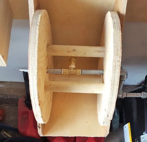 make a garage vaccum hose reel - Brave Search Diy Hose Reel, Air Hose Reel, Hose Storage, Woodworking School, Garden Hoses, Wood Images, Woodworking Workbench, Workshop Organization, Hose Reel