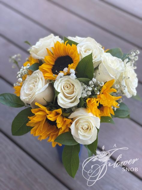 White And Yellow Sunflower Bouquet, Sunflower Wedding Isles Decoration, Sunflowers White Roses, Sunflower And Champagne Wedding, Wedding Bouquets Yellow And White, Sunflowers And White Roses Wedding, Yellow Fall Wedding Theme, Sunflower White Rose Bouquet, Wedding Flower Sunflower