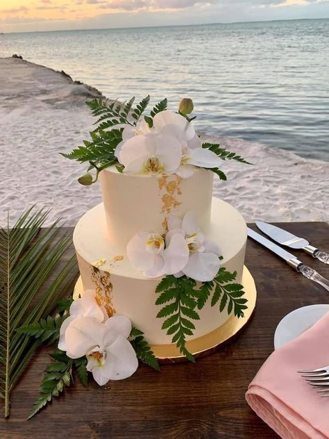 Hawaiian Wedding Themes, Hawaiian Wedding Cake, Polynesian Wedding, Cake Florals, Tropical Wedding Cake, Tropical Wedding Theme, Wedding Information, Tropical Beach Wedding, Beach Wedding Cake