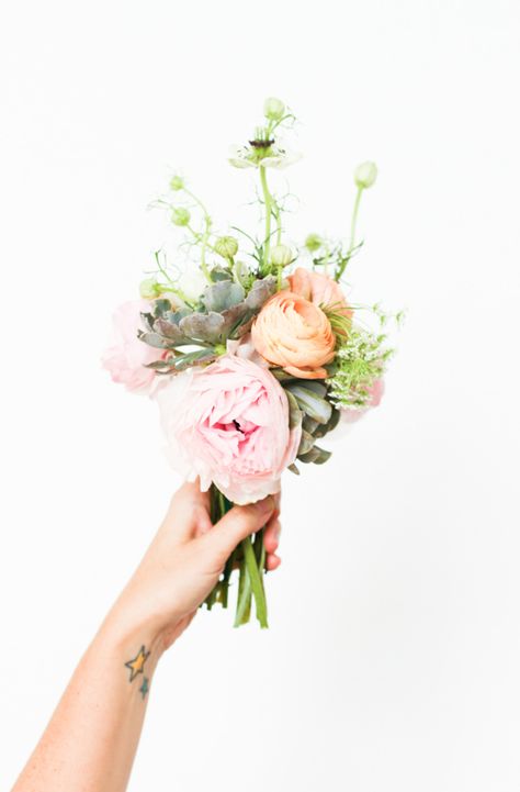 Bright Wedding Bouquet, Bouquet Champetre, Ranunculus Bouquet, Peach Bouquet, Buy Succulents, Tiny Wedding, Succulent Bouquet, Succulent Wedding, Flower Arrangements Diy