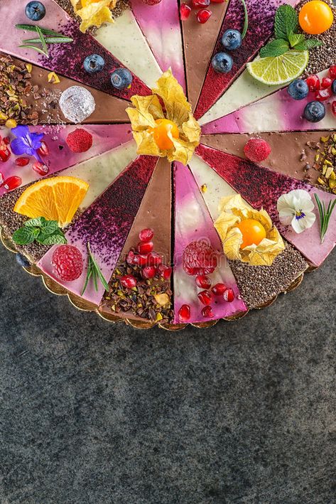 Raw Cake Decoration, Raw Vegan Cakes, Cakes With Fruit, Sliced Cake, Dessert Photos, Decorated Food, Food Esthetics, Raw Vegan Cake, Vegan Food Photography