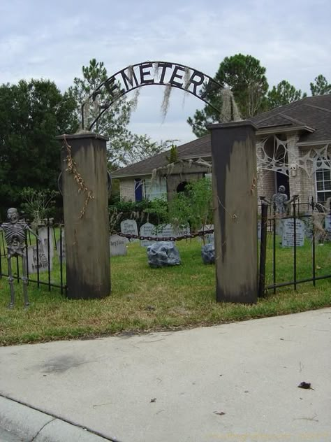 pink foam columns and pvc arched sign - site has many prop tutorials Arched Sign, Halloween Cemetery, Halloween Decorations Ideas, Halloween Diy Outdoor, Halloween Outside, Easy Diy Halloween Decorations, Halloween Graveyard, Halloween Tombstones, Halloween Decorations Diy Outdoor