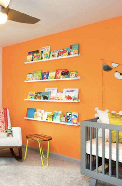 Orange Bedroom Ideas Walls, Orange Accent Wall Bedroom, Orange Wall Bedroom, Orange Wall Paint Ideas, Orange Kids Bedroom, Orange Bedroom Decor Ideas, Orange Playroom, Orange Kids Room, Boys Bedroom Orange