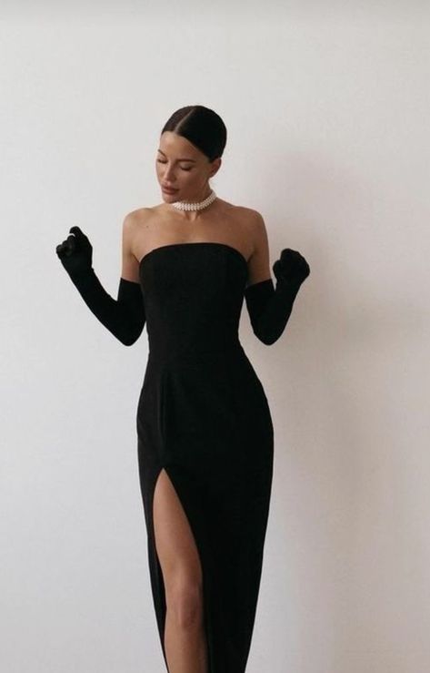 Floor Length Black Dress Classy, Pretty Black Dresses Classy, Black And White Glam Outfit, Prom Classy Dress, Fancy Black Women, Black Elegant Dress Classy, Black Gala Dress Classy, Black And White Gown Elegant, Classy Night Dress