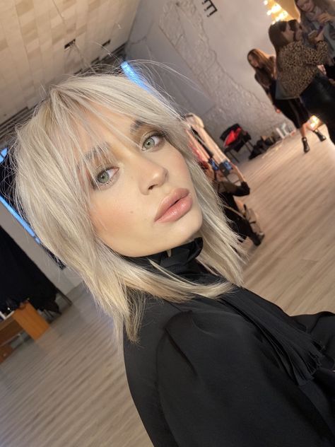 How To Style Short Shaggy Hair, Platinum Blonde Shag, Razor Haircuts For Women, Rockstar Girlfriend Hair, Short Rocker Hair, Hair Styles Messy, Hair Styles Medium, Razored Haircuts, Rocker Hair