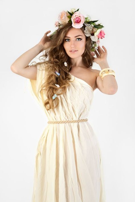 Greek goddess Artemis diy costume idea for Halloween Zodiac Costume, Greek Goddess Costume Diy, Diy Fantasia, Goddess Halloween, Goddess Party, Toga Costume, Halloween Parejas, Toga Party, Themed Halloween Costumes