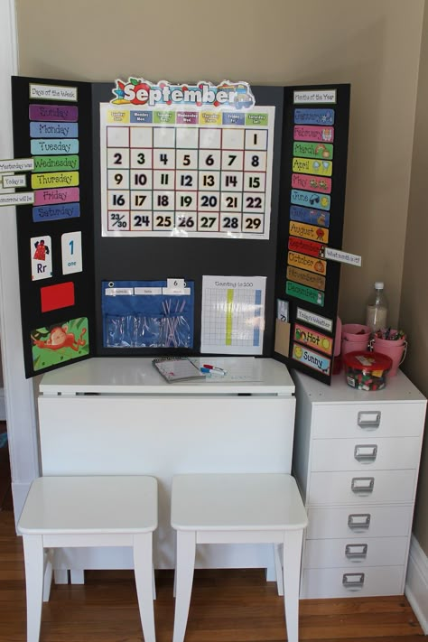 Great link to a cute DIY preschool board. I love how it can close up and doesn't make your home look like a classroom all the time :) great for homeschooling Uppfostra Barn, Homework Space, Preschool Boards, Vip Kid, Diy Preschool, Learning Printables, Teachers Aide, Home Daycare, Homeschool Organization