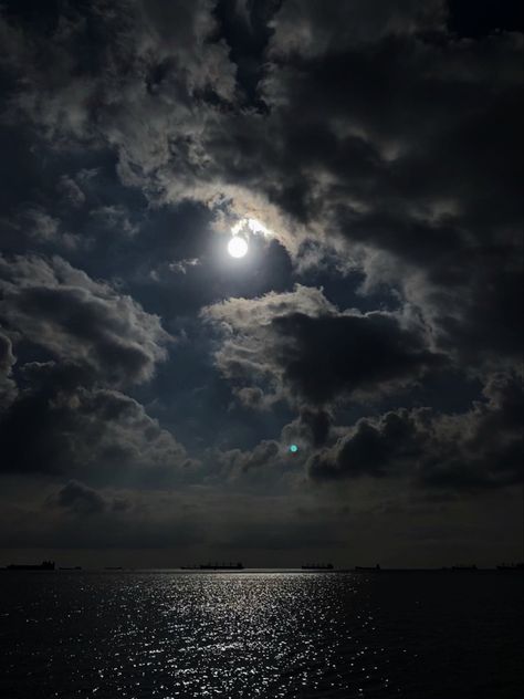 Calm Aesthetic Photos, Sea Aesthetic Dark, Night Sky Ocean, Dark Ocean Aesthetic, Dark Sky Aesthetic, Ocean And Moon, Moon Portrait, Moon And Ocean, Symbolism Art