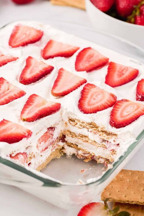 Strawberry Icebox Cake - This light and fruity no-bake classic dessert is only 3 ingredients. It's easy to make in one pan with layers of graham crackers, Cool Whip and strawberries. Perfect for summertime parties! Strawberry Ice Box Cake Graham Crackers, Strawberry Gramcracker Dessert, Strawberry Jello Dessert, Frozen Strawberry Recipes, Graham Dessert, Graham Cracker Dessert, Lemon Icebox Cake, Cracker Dessert, Easy Strawberry Desserts