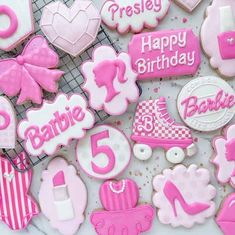 One final post for Barbie! I love every single one of these! Shout out to the real star, @creativecookier Genie Pink 💕 gel coloring which… | Instagram Barbie Cookie Ideas, Barbie Birthday Cookies, Barbie Cookies Decorated, Barbie Cookies, Pink Lemon, Barbie Theme, Lemon Cookies, Barbie Birthday, Icing Cookies