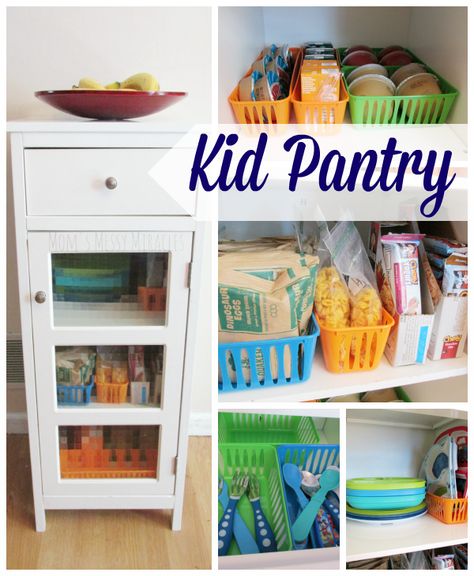 Creating a kid pantry is easy to do with bags of portioned cereal, granola bars, applesauce, juice and other snacks that are perfect for grab and go! Montessori Cupboard, Kids Dishes Organization, Play Kitchen Organization, Play Food Storage, Montessori Guide, Snack Area, Kid Pantry, Organizational Tips, Helpful Hacks