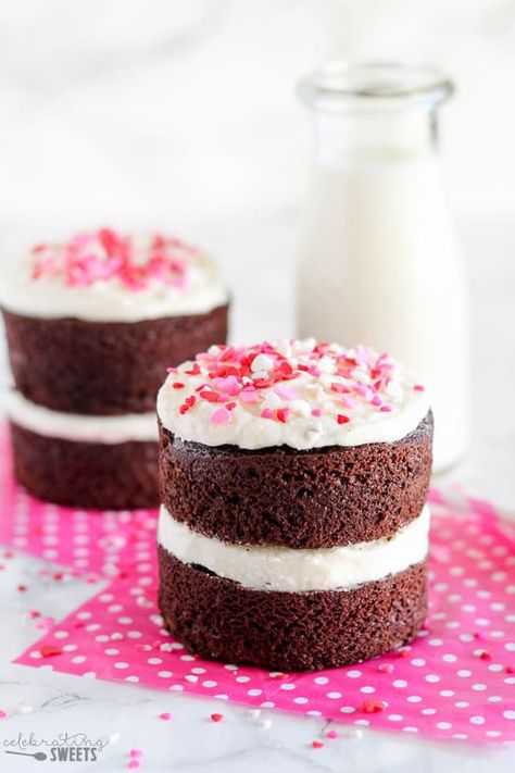 Mini Chocolate Cakes - Miniature chocolate cakes baked in ramekins and decorated with vanilla frosting. Serve as four single layer cakes or as two double layer cakes. Perfect for Valentine's Day, anniversaries or as a smash cake. #cake #chocolatecake #smashcake #smallbatch #minicake #valentinesday Mini Chocolate Cake Recipe, Mini Chocolate Cakes, Petite Desserts, Crunchy Chocolate Chip Cookies, Valentine Sweets, Mini Chocolate Cake, Cake Recipe Easy, Mini Cake Recipe, Choc Cake